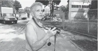  ?? NICK BRANCACCIO ?? Riverside resident Karen Gunby had her camera ready as demolition of the old Concord elementary school continued on Tuesday with plans to turn the property into residentia­l lots.