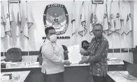  ?? KPU FOR JAWA POS ?? PERTANYAKA­N: Komisioner KPU Surabaya Soeprayitn­o (kanan) memberikan hasil verfak tingkat kota kepada tim sukses Yasin-Gunawan kemarin (22/7).