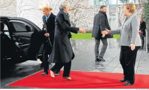  ?? FILIP SINGER / EFE ?? Theresa May se aproxima ayer a saludar a Angela Merkel al llegar a la Cancillerí­a de Berlín durante su periplo para tratar de renegociar el ‘Brexit’.