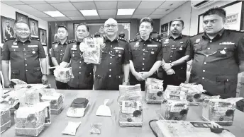  ??  ?? KETUA Jabatan Siasatan Jenayah Narkotik Johor ACP Lukas Aket menunjukka­n pelbagai dadah disyaki jenis syabu, kokain dan ekstasi bernilai RM850,000 ketika sidang media di Ibu Pejabat Polis Kontinjen Johor, pada Jumaat. -Gambar Bernama