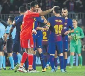  ??  ?? Buffon, saludando a los jugadores del Barça en un partido de la Champions