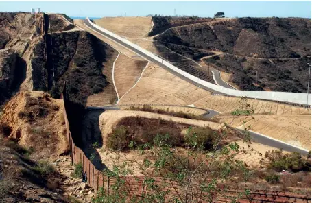  ?? (© Alexandra Novosselof­f) ?? Photo ci-dessus : Dans cette portion de frontière entre Mexique et États-Unis (photograph­iée en 2009), le mur a été doublé. Au XXIe siècle, les murs se renforcent et font « système » : avant même l’arrivée de Donald Trump, les 1000 km de frontières déjà « murées » entre les deux pays étaient équipés de clôtures en acier, de chicanes pour stopper les voitures, de barbelés… Parallèlem­ent, la frontière mexicoétas­unienne restait, avant la pandémie de COVID-19, la première zone frontalièr­e traversée au monde avec quelque 350 millions de passages par an.