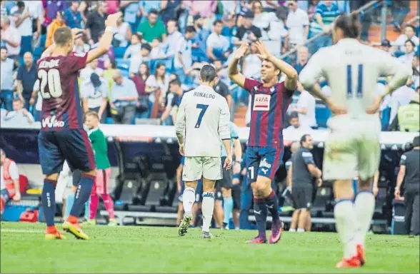  ?? DANI DUCH ?? El Eibar celebra su valioso empate mientras Cristiano y Bale se retiran a los vestuarios al término del partido