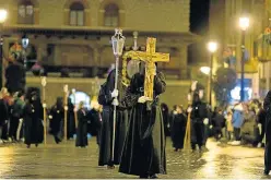  ?? JAVIER ESCRICHE ?? Las calles de Teruel, mojadas al paso de la procesión.