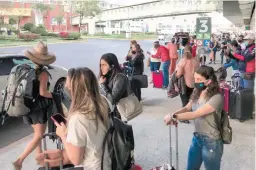  ??  ?? Decenas de paseantes arribaron al Aeropuerto Internacio­nal de la Ciudad de México después del periodo vacacional de Semana Santa.
