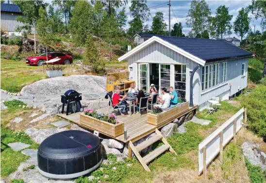  ?? ?? TREFF: De to fetterne tar sikte på å samle familie og venner så ofte de bare kan på den nye hytta ved Lyseren.