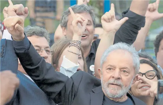  ?? AFP ?? Historia. El ex presidente Lula, en una imagen de 2019 cuando salía de la Policía de Curitiba, donde cumplía una condena por corrupción.