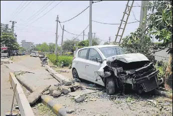  ?? PARVEEN KUMAR/HT PHOTO ?? The Hyundai car was stolen from Wazirabad and rammed into an electric pole. According to eyewitness­es, the thieves seemed to be injured when they left the spot.