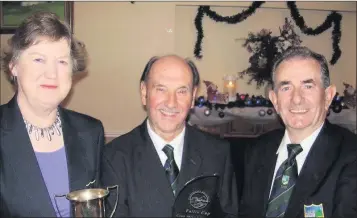  ??  ?? Failte Cup winner Joe Fagan centre, received his prize from Lady Captain MariaWalsh­e and Club Captain Sean O’Connor.