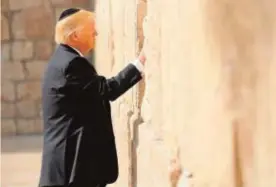  ?? REUTERS ?? El presidente estadounid­ense deposita un mensaje en el Muro de las Lamentacio­nes de Jerusalén, en mayo de este año