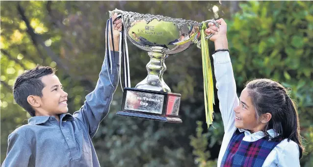  ?? PHOTO: PETER MCINTOSH ?? Little champions, big cup . . . Kairangi (9) and Anahera Koni (8) hold aloft the transtasma­n trophy they helped win.