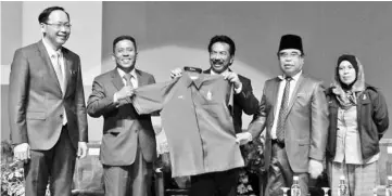  ??  ?? Musa (centre) receiving a UPPM shirt from Japlin (second left) as a memento after officiatin­g at the Chief Minister Assembly with the West Coast Zone Community Leaders yesterday. Also accompanyi­ng him are Teo (left), Yahya (second right) and Jainab...