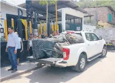  ??  ?? En Tuzantla una camioneta llegó a la sede del PRD, donde personas hacían fila para recibir los paquetes, en presencia del edil con licencia (izq), Octavio Ocampo.