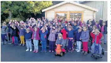  ??  ?? Les élèves de maternelle de l’école Notre-Dame devant le nouveau garage à vélos et trottinett­es réhabilité par l’Ogec.