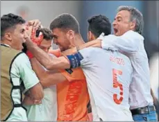  ??  ?? Luis Enrique abraza a sus jugadores tras vencer a Croacia.
