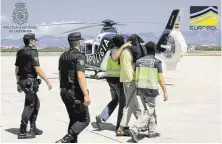  ??  ?? Haftbefehl! Die Terror-Verdächtig­en wurden zum Festland gebracht. Auf Mallorca patrouilli­ert verstärkt die Guardia Civil.