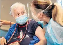  ?? AMYBETH BENNETT/SOUTH FLORIDASUN SENTINEL ?? Hermina Levin, 85, speaks with nurse Eva Diaz before getting the COVID-19 vaccine at John Knox Village in Pompano Beach on Wednesday.