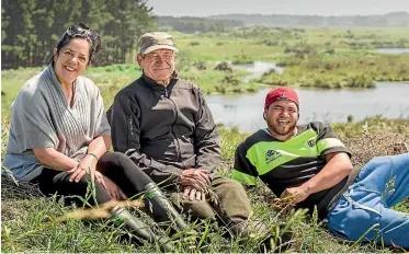  ?? PHOTO: ROB SUISTED/STUFF ?? Dr Huhana Smith (with Richard Anderson and Rangimarku­s Heke) says climate change is not being communicat­ed in a way that relates to the Ma¯ori communitie­s who are most at risk from its impacts.