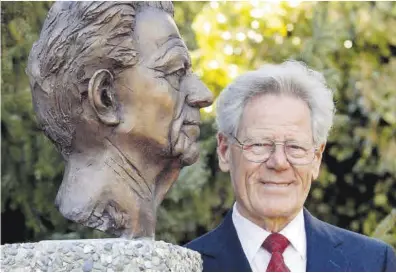  ?? Bernd Weissbrod / Efe ?? Hans Küng, al costat d’un bust seu a la ciutat alemanya de Tübinguen, el 2005.