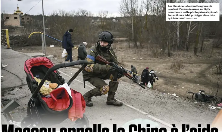  ?? PHOTO AFP ?? Les Ukrainiens tentent toujours de contenir l’avancée russe sur Kyïv, comme sur cette photo prise à Irpin où l’on voit un soldat protéger des civils qui évacuent.