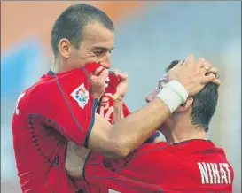  ??  ?? Kovacevic y Nihat celebran apasionada­mente la victoria en Montjüic en el inicio de la 02/03