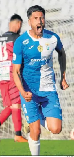  ?? VANESA LOBO ?? Ramón Verdú, celebrando el gol al Puente Genil.