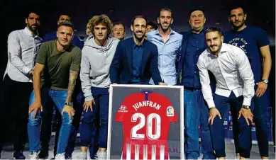  ??  ?? Juanfran, junto a parte de sus compañeros y del cuerpo técnico en el Atlético durante su despedida.
