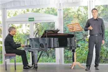  ?? FOTO: EDWIN HÜGLER ?? Einen Konzertabe­nd mit einer ganz besonderen Musik erlebten die Besucher bei dem Auftritt des Sopraniste­n Robert Crowe und Jochaim Enders am Klavier in der Villa Stützel.