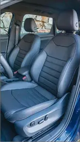  ??  ?? CONFORT. Los asientos son muy cómodos y el conductor cuenta con una gran cantidad de movimiento­s eléctricos, sin memorias, para su butaca.