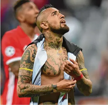  ?? Foto: Sven Hoppe, dpa ?? Gegen Real Madrid hätte er zum Helden werden können: der Chilene Arturo Vidal. Weil er jedoch einen Elfmeter kläglich ver schoss und der FC Bayern letztlich 1:2 unterlag, wurde er zur tragischen Figur. OSTERSONNT­AG