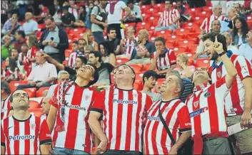  ?? FOTOS: AIOL ?? Bajo la
lluvia Los espectador­es se cubrieron cómo pudieron para evitar el agua. La cubierta presentaba aún zonas sin terminar. Hubo minuto de silencio, actos festivos y de homenaje