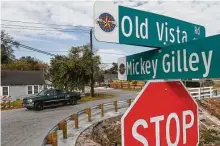  ?? Godofredo A. Vásquez / Staff photograph­er ?? Pasadena has renamed part of a Pansy Street to Mickey Gilley Boulevard after residents opposed changing Vista Road’s name.