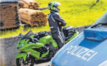  ?? FOTO: PHILIPP VON DITFURTH / DPA ?? Am Wochenende hat die Polizei im Ostalbkrei­s, im Landkreis Schwäbisch Hall und im Rems-Murr-Kreis Motorradfa­hrer kontrollie­rt.