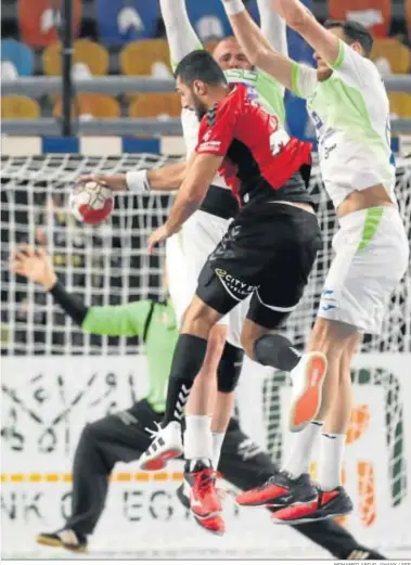  ?? MOHAMED ABD EL GHANY / EFE ?? El egipcio Seid Eldeiraa encara a la defensa eslovena en el partido de ayer.