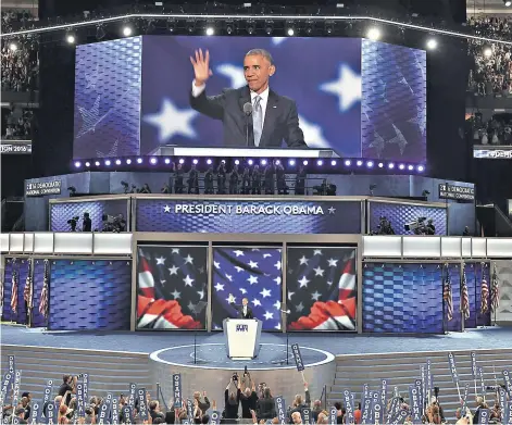  ?? FOTO: AFP ?? El Presidente Barack Obama dio un espaldaraz­o anoche a Hillary Clinton en la Convención Demócrata.