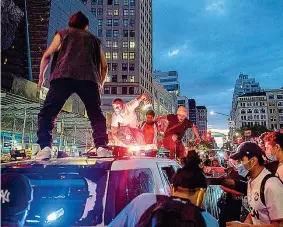  ??  ?? Un’immagine della protesta a Union Square a New York: manifestan­ti sul tetto di un’auto della polizia