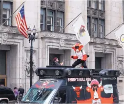  ?? CHARLES REX ARBOGAST/ASSOCIATED PRESS ?? Chicago Bulls’ mascot Benny the Bull reenacts a scene of Ferris Bueller singing during a parade at Daley Plaza while shooting a Snapchat video.