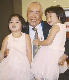  ??  ?? Twin joy: Dr. Maw-Sheng Lee with IVF twins