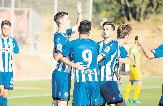  ?? FOTO: ALAVÉS ?? Recompensa El joven Diéguez celebra el gol, junto a sus compañeros, con el que el equipo albiazul se adelantó en el marcador frente al Alcorcón. Finalmente Sangalli puso las tablas