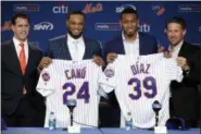  ?? RICHARD DREW - THE ASSOCIATED PRESS ?? New York Mets’ Robinson Cano, second left, and Edwin Díaz, third left, pose with their new jerseys as they are introduced at a news conference at CitiField, in New York, Tuesday, Dec. 4, 2018.