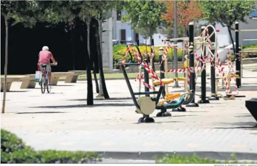  ?? REPORTAJE GRÁFICO: JORDI LANDERO ?? Lepe vuelve a poner medidas preventiva­s como el cierre de zonas de esparcimie­nto y ejercicio.