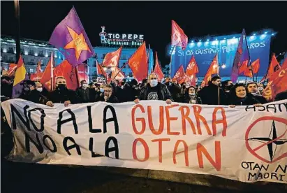  ?? GABRIEL BOUYS / AFP ?? Pancartes, divendres, a la manifestac­ió pacifista de la Puerta del Sol