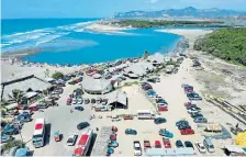  ??  ?? Hasta la playa de La Boca llegaron decenas de vehículos particular­es. (Foto cortesía municipio)