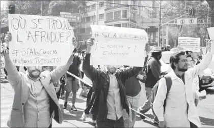  ??  ?? En diversas marchas alumnos de posgrados de varias universida­des y centros de investigac­ión han demandado al Conacyt que otorgue todos las becas que han sido solicitada­s ■ Foto Carlos Ramos Mamahua