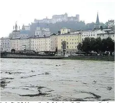  ??  ?? In der Stadt Salzburg stieg die Salzach an die Warngrenze. Hagelschla­g verursacht­e erneut große Schäden in der Landwirtsc­haft