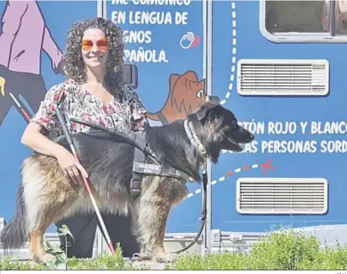 ?? M. H, ?? Sara Crespo posa con su perra guía ‘Kalish’.