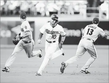  ?? Danny Moloshok Associated Press ?? JUSTIN TURNER (10) runs toward third base in front of Arizona’s Jake Lamb, left, and Nick Ahmed.