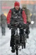  ?? Foto: dpa/Ralf Hirschberg­er ?? Wer auch im Winter mit dem Fahrrad unterwegs ist, muss sich auf etliche Besonderhe­iten einstellen.