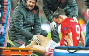  ?? ANDREW YATES / REUTERS ?? Manchester United striker Zlatan Ibrahimovi­c is tended to after injuring his knee in Thursday’s Europa League quarterfin­al against Anderlecht in Manchester.