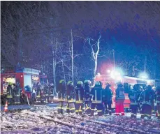  ?? FOTO: FELIX KÄSTLE/DPA ?? Rettungskr­äfte sichern am bei Sieberatsr­eute die Absturzste­lle eines Kleinflugz­eugs.